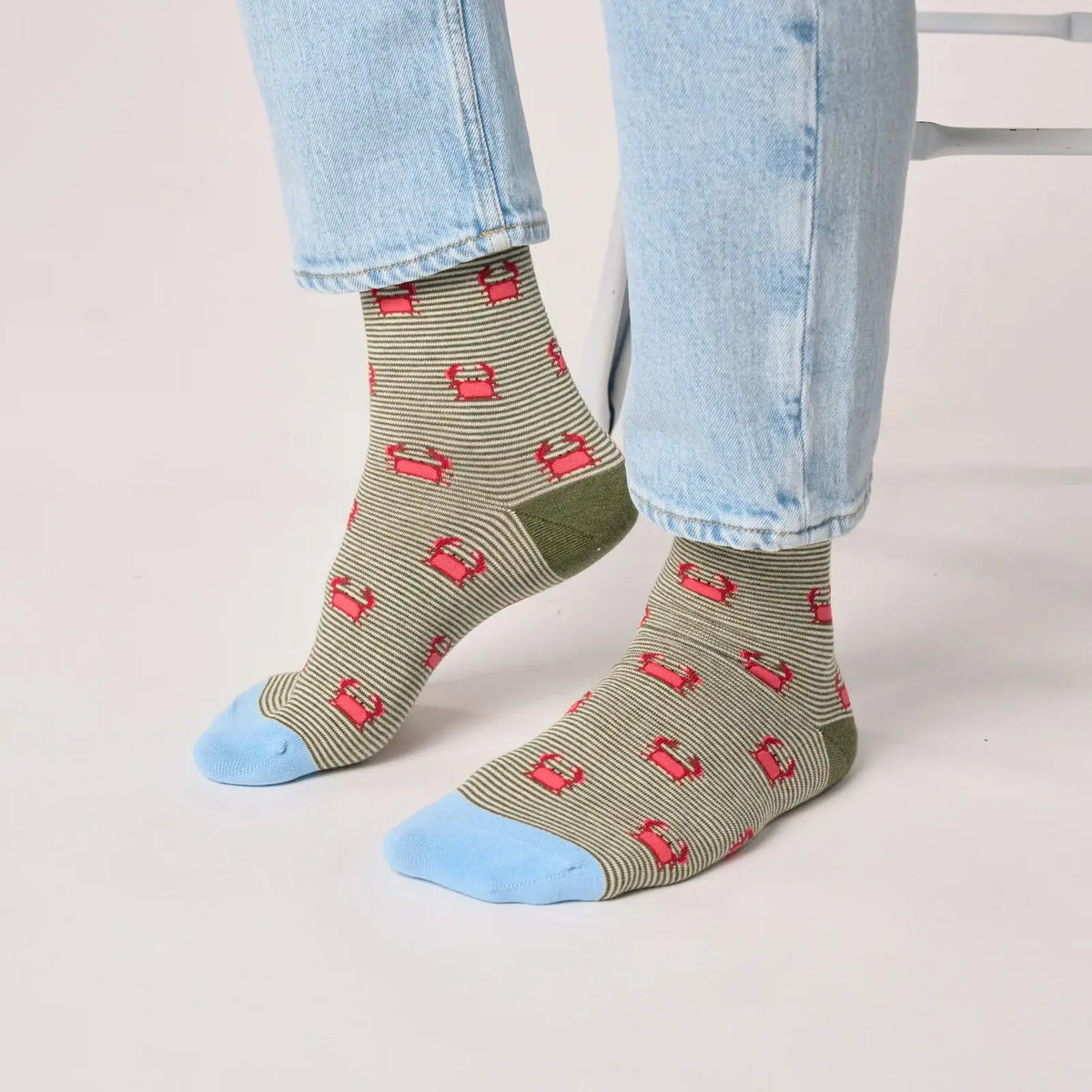 Chaussettes Billybelt motif crabes portées avec un jean
