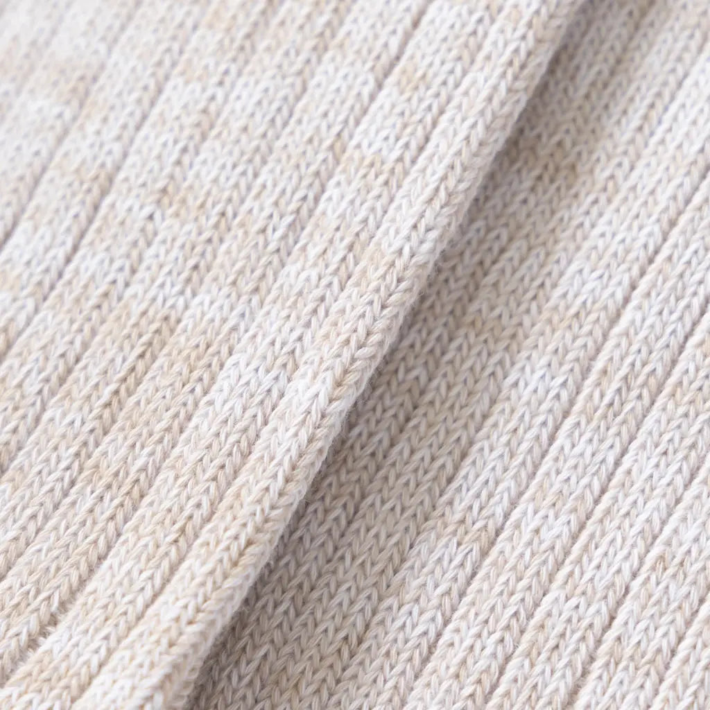 Macro de la maille côtelée beige chinée mêlant fils écru et sable