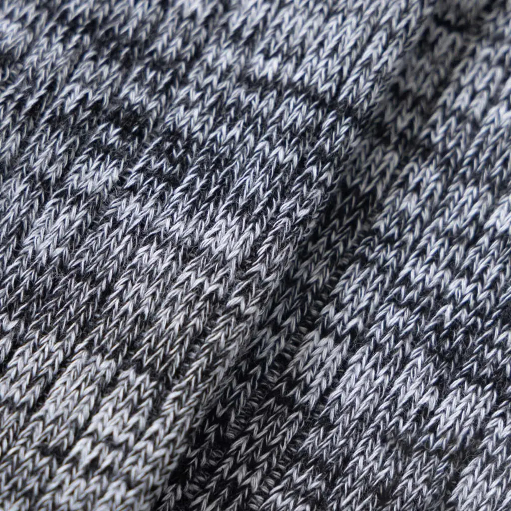 Macro de la maille côtelée chinée noir et blanc des Chaussettes du Jardinier