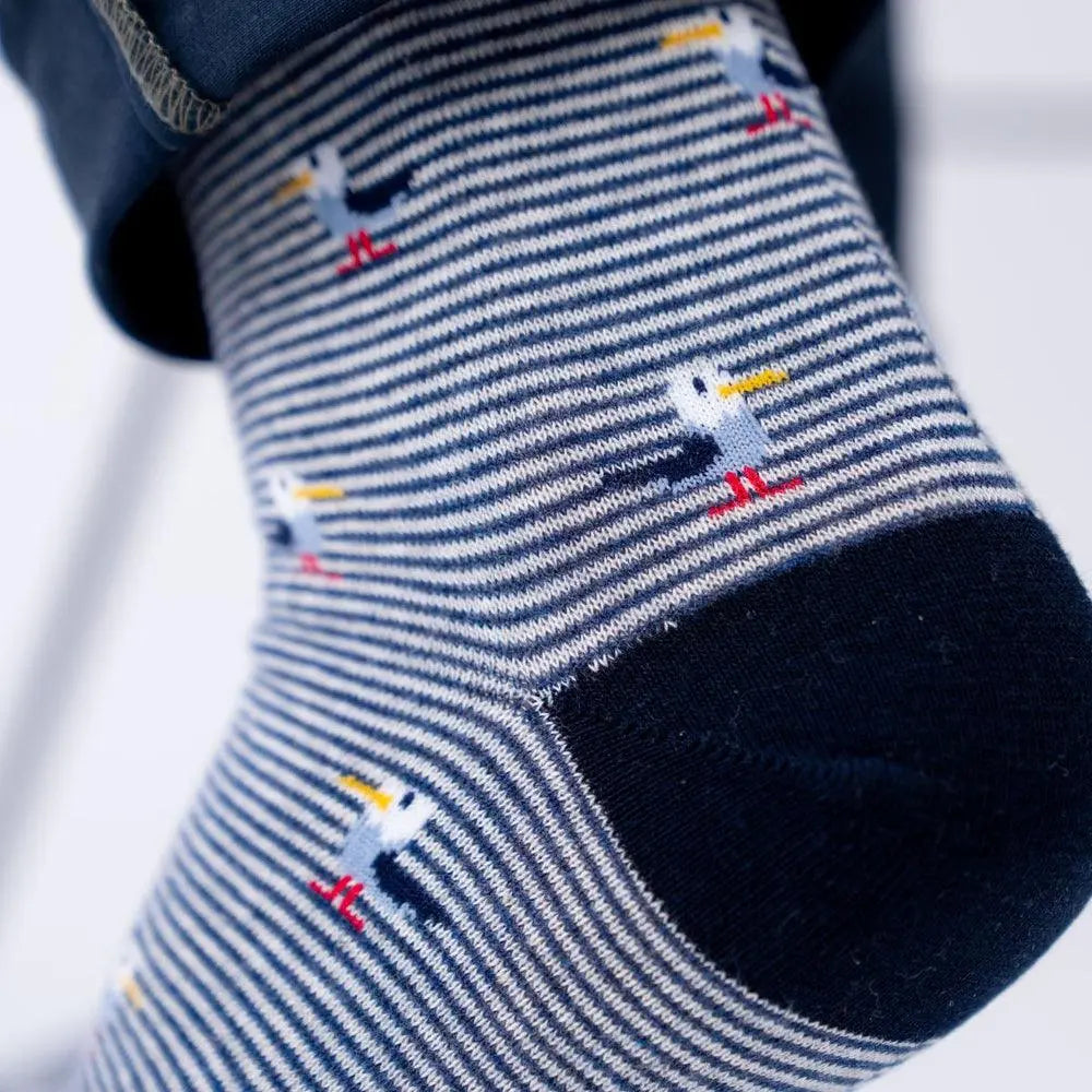 Détail du talon noir et de la pointe rouge des chaussettes Billybelt goélands