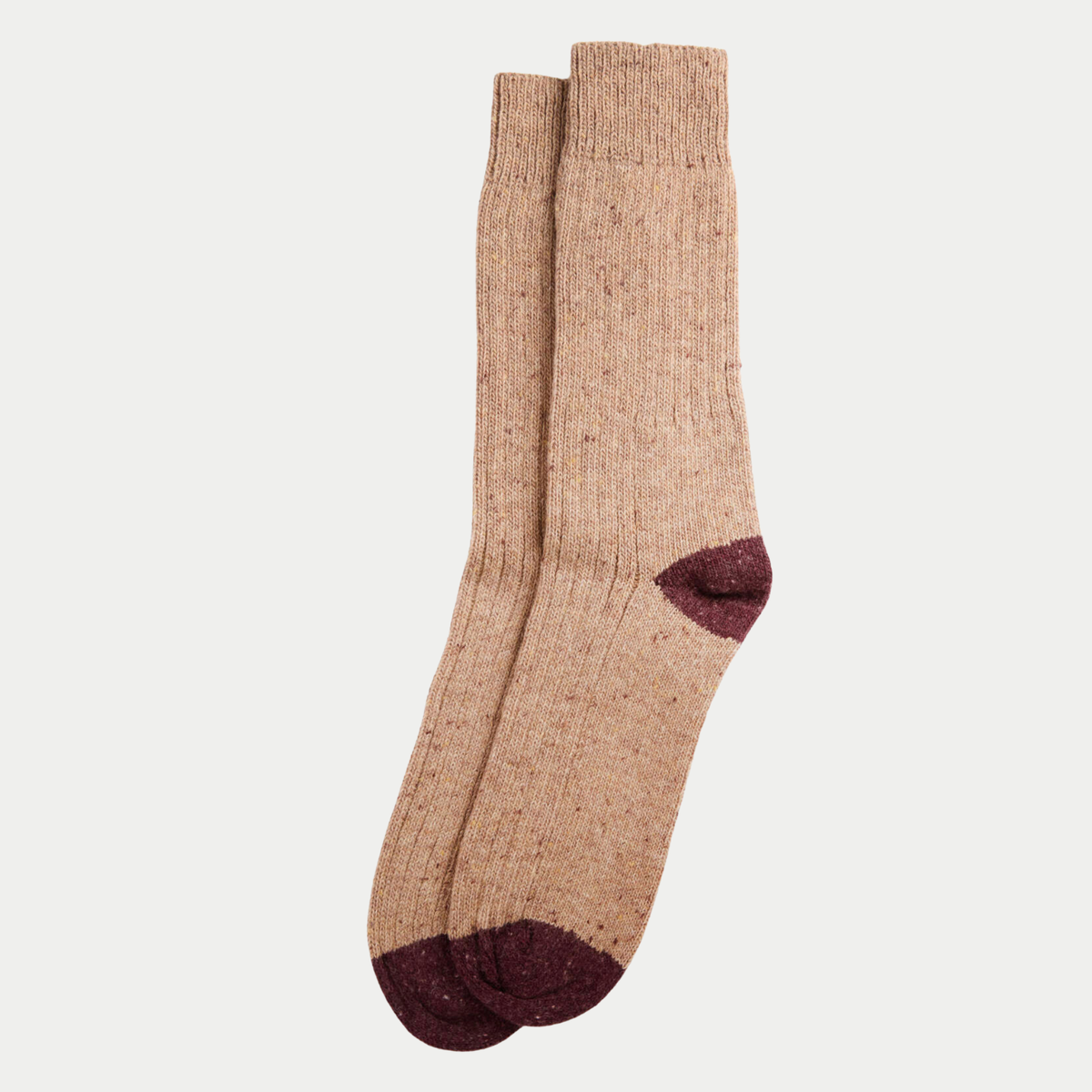 Paire de chaussettes Houghton à plat, laine côtelée beige sable mouchetée, talon et pointe bordeaux.
