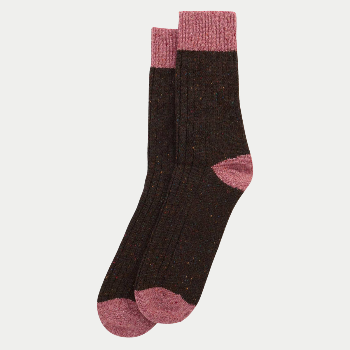Chaussettes Houghton côte à côte à plat, laine brun chocolat côtelée, bord-côte, talon et pointe vieux rose.