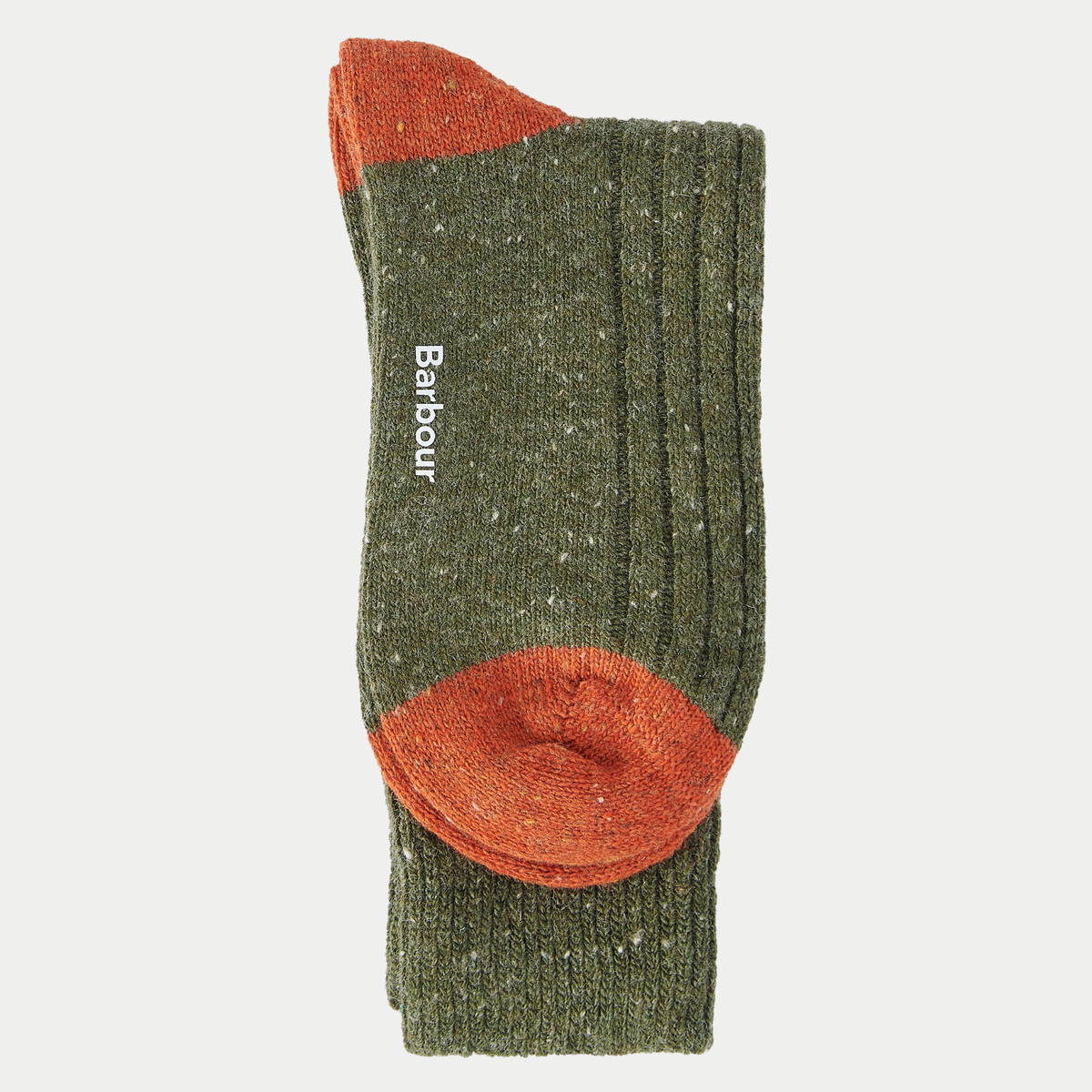 Chaussette vert kaki pliée debout, pointe et talon orange brûlé, logo Barbour vertical sur la tige.