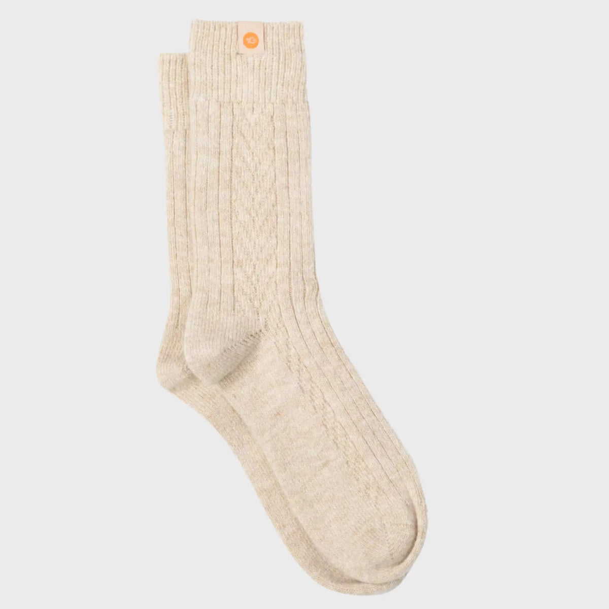 Chaussettes BillyBelt en laine écrue à plat, grosses côtes, damier tricoté sur la tige et étiquette orange