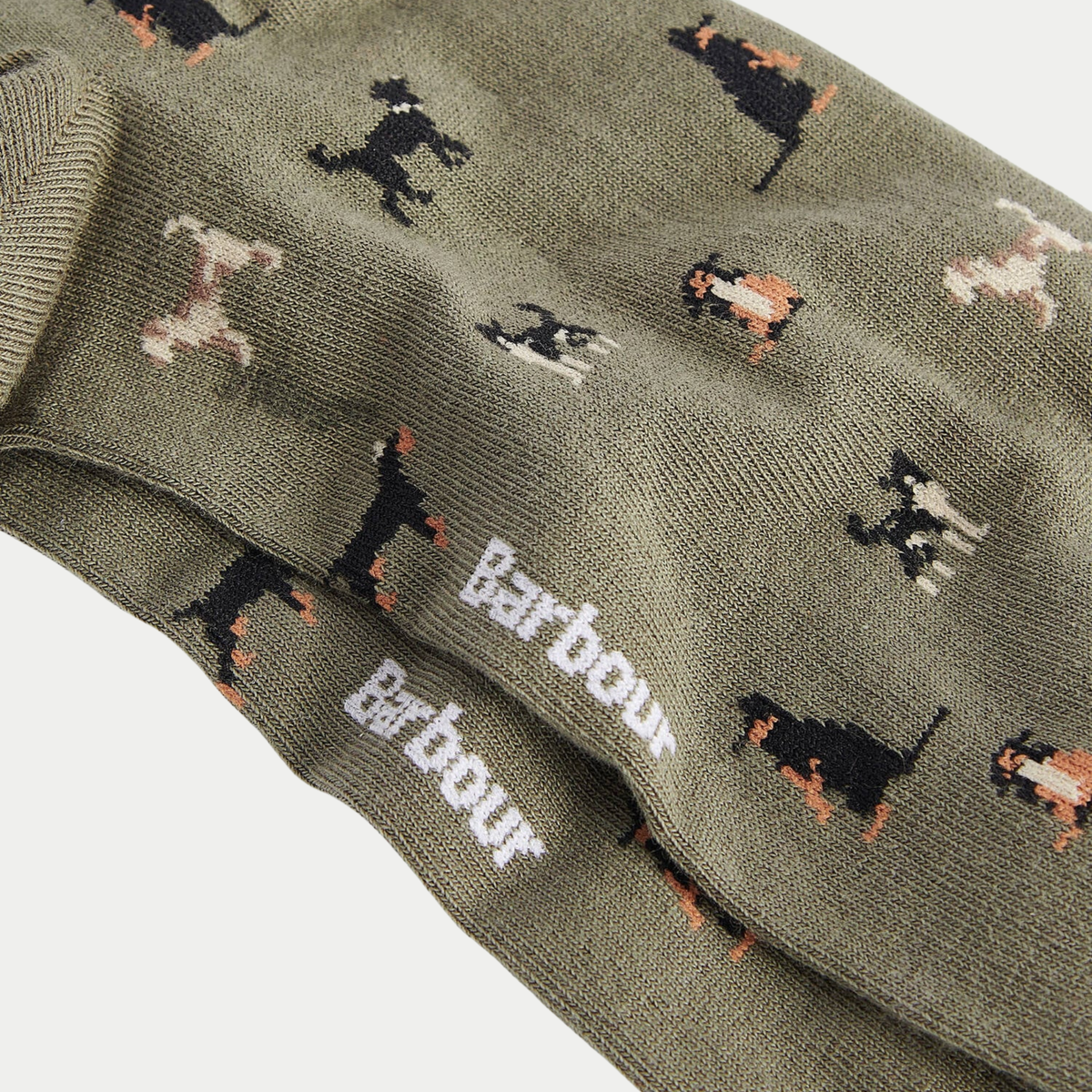 Détail de la maille vert olive : chiens intarsia aux touches orangées, revers côtelé et logo Barbour blanc