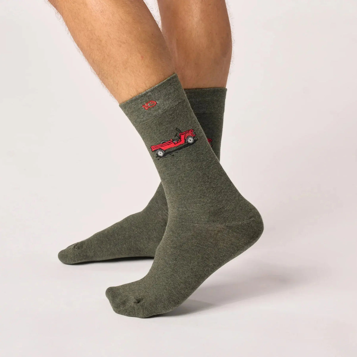 Chaussettes kaki chinées vues de profil, la Méhari rouge et son ombre tissées sur le côté de la tige