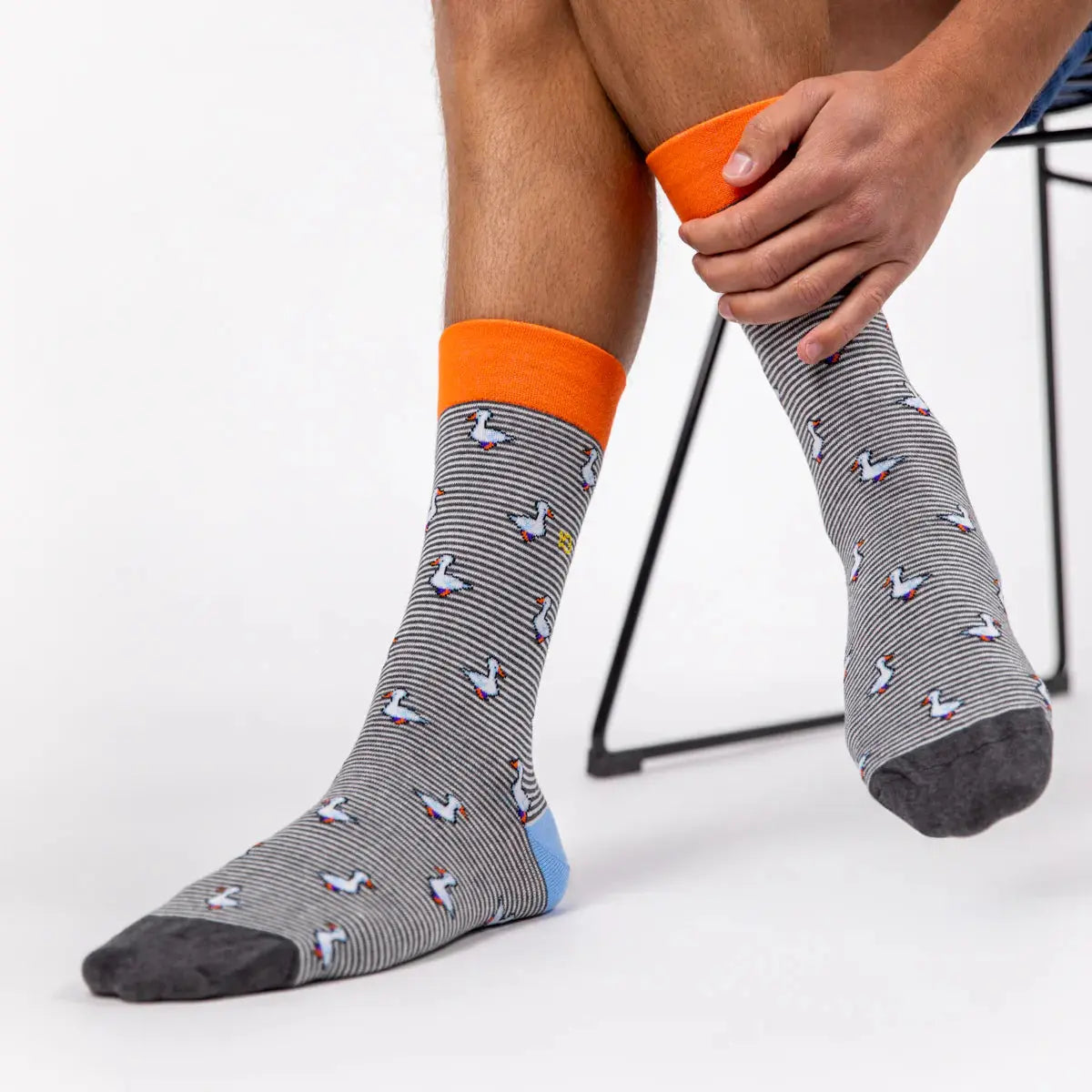 Chaussettes Billybelt motif oies portées avec un jean