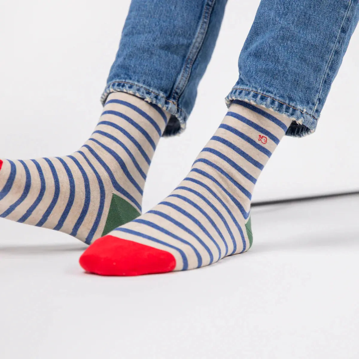 Chaussettes Billybelt à rayures beige portées avec un jean