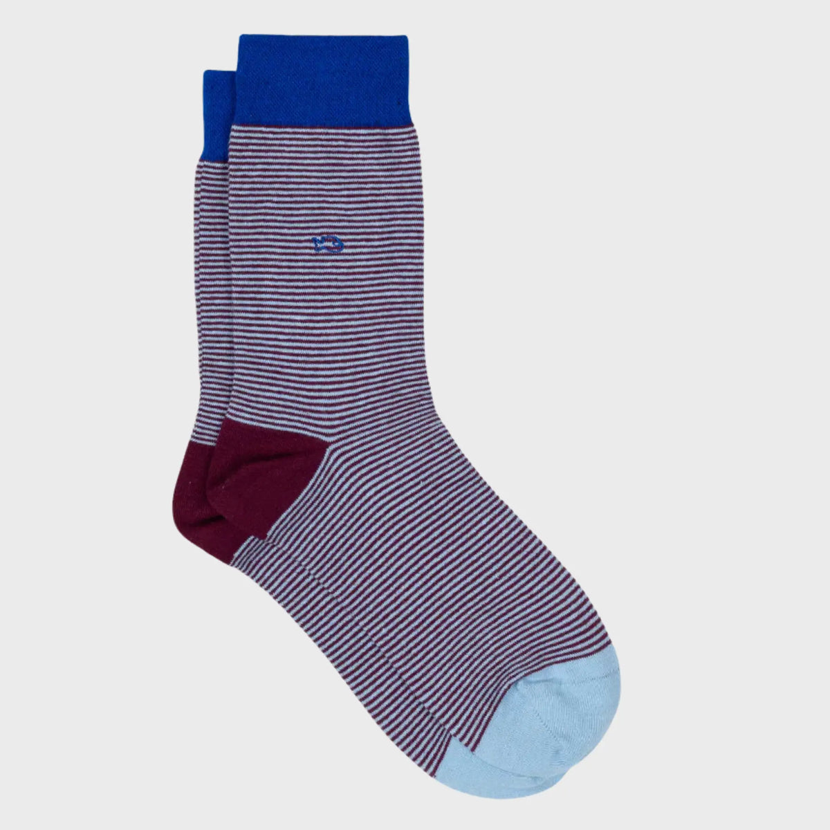 Chaussettes à fines rayures bordeaux et lilas, poisson brodé bleu roi, talon bordeaux et pointe bleu ciel.