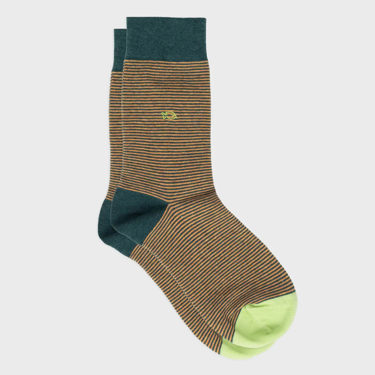 Chaussettes à fines rayures vert sapin et ocre, bord-côte et talon vert sapin, pointe vert anis, à plat.