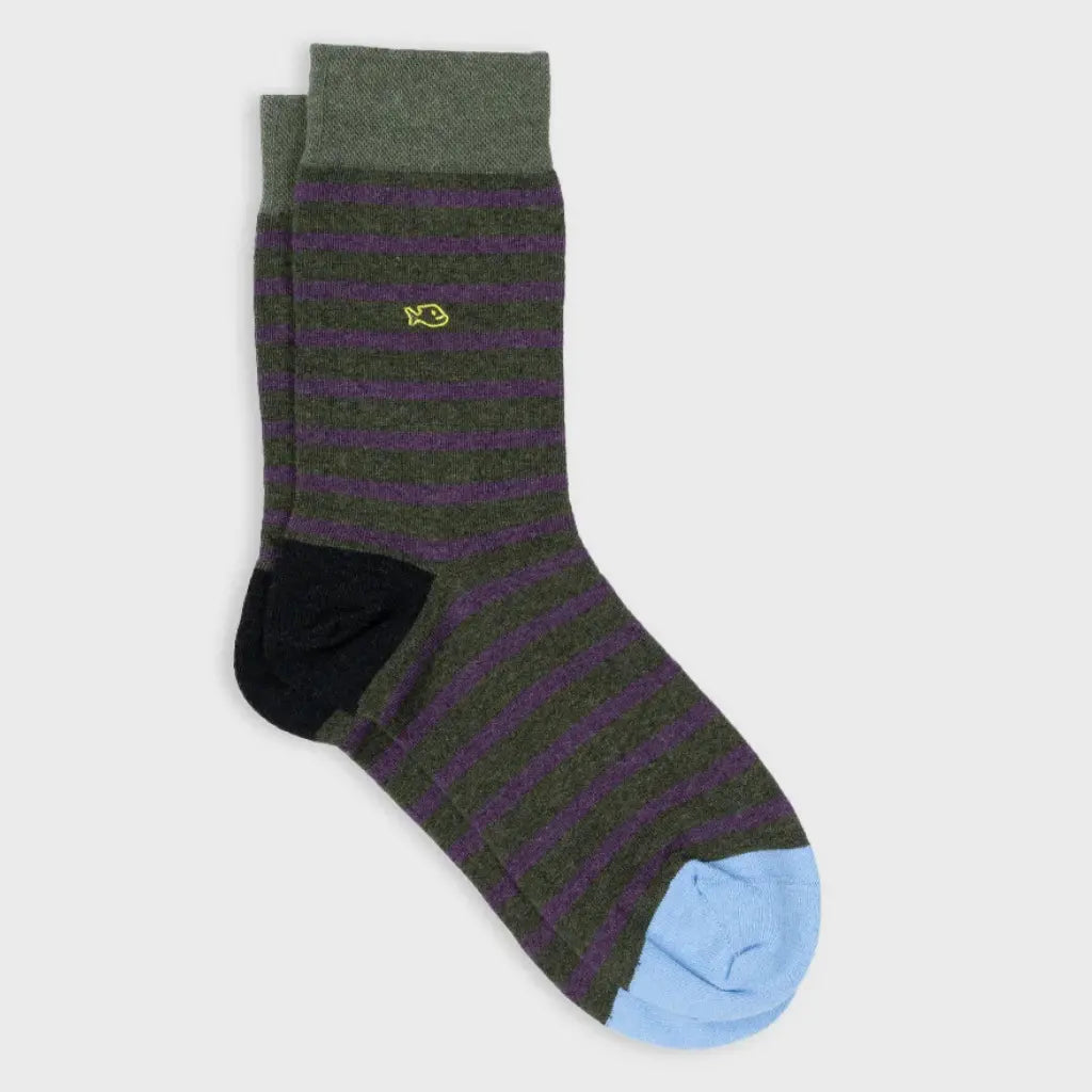 Chaussettes rayées kaki chiné et violet prune, bord-côte kaki clair, talon anthracite et pointe bleu ciel.
