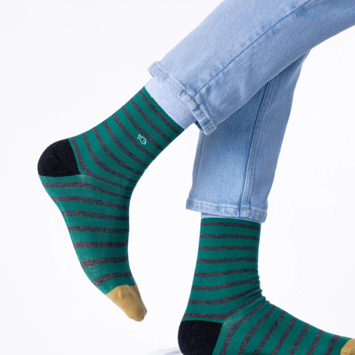 Chaussette vert sapin rayée anthracite vue de profil, pied levé, talon noir et pointe moutarde détachés.