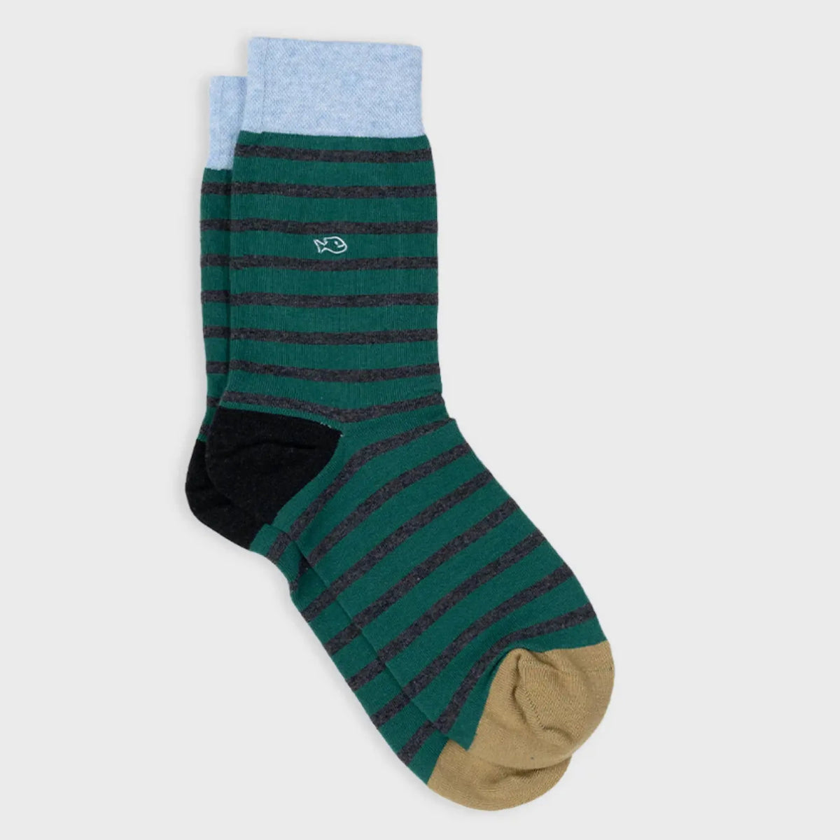 Chaussettes vert sapin à fines rayures anthracite, bord-côte bleu ciel, talon noir et pointe moutarde.
