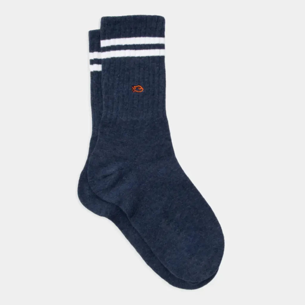 Chaussettes de sport côtelées Bleu Marine chiné, double bande écrue au bord-côte, poisson brodé orange.