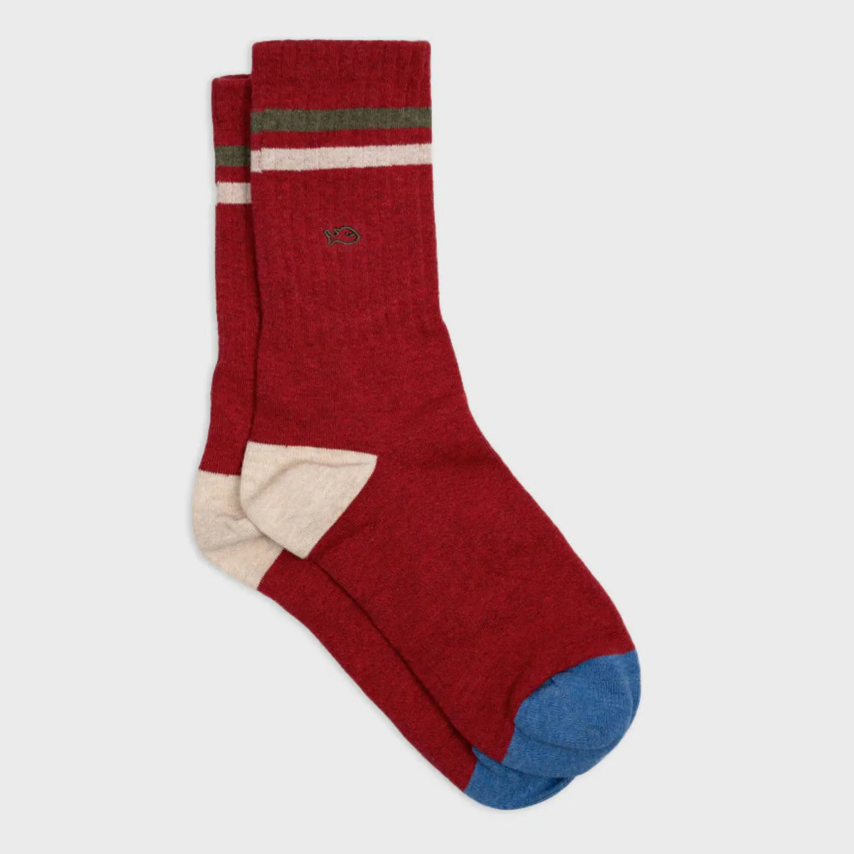 Chaussettes côtelées rouge, bandes kaki et écrue au bord-côte, talon écru et pointe bleu jean, à plat.