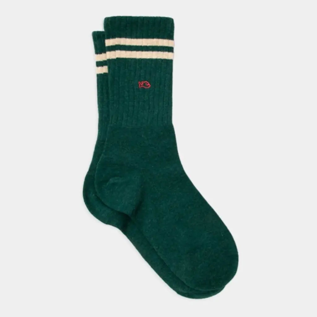 Chaussettes de sport côtelées vert sapin, double bande écrue au bord-côte et poisson brodé rouge, à plat.