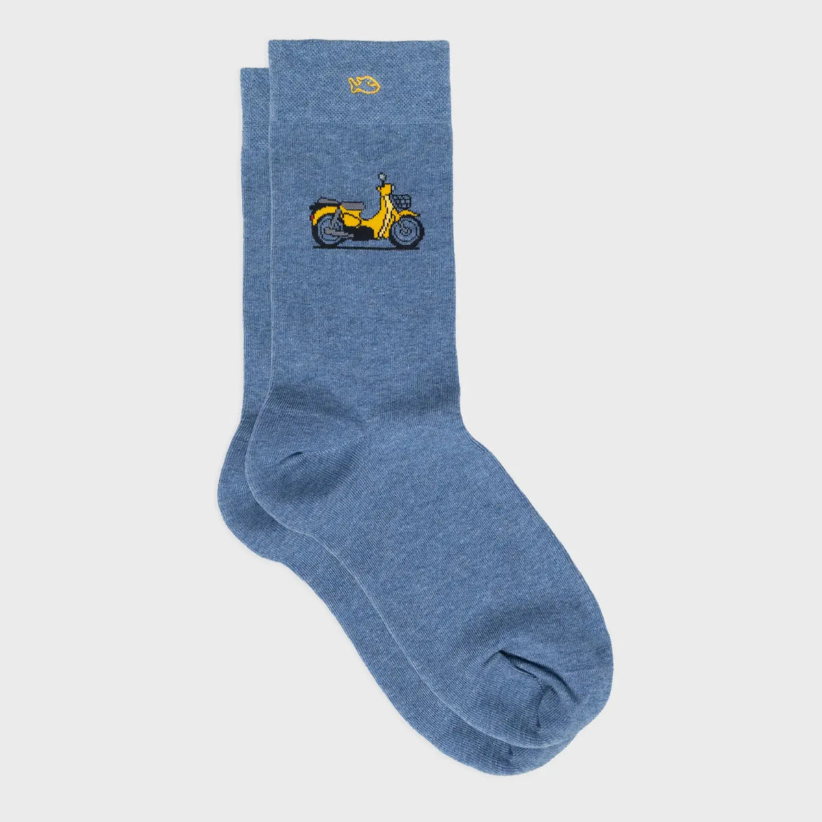 Chaussettes BillyBelt bleu jean chiné à plat, scooter jaune tissé sur la tige et poisson jaune au bord-côte
