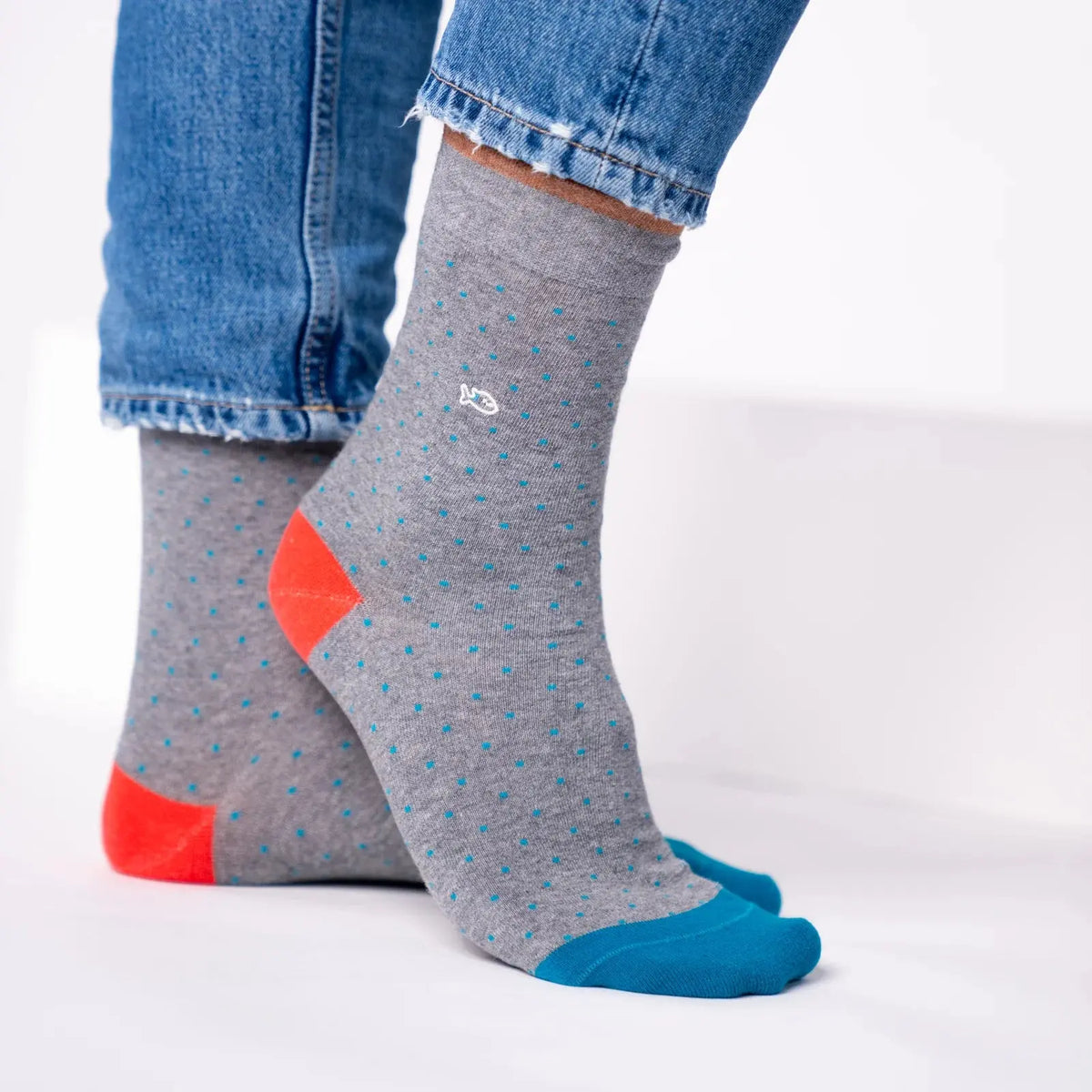 Paire gris chiné à micro-carrés bleu canard portée de profil, talon rouge corail et pointe bleu canard.