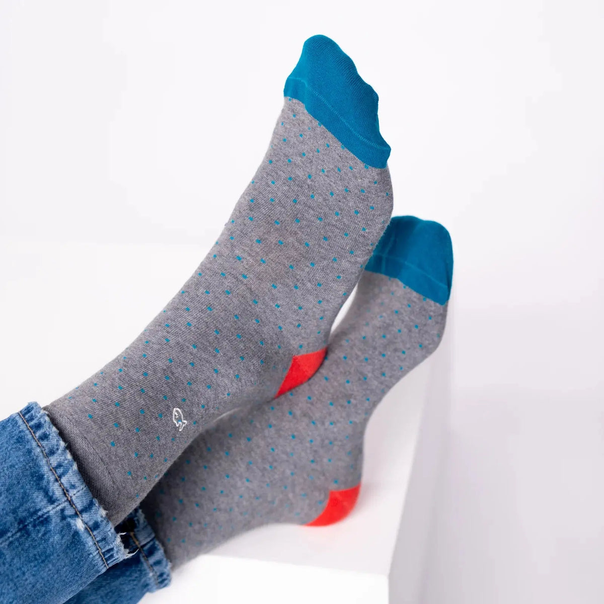 Chaussettes gris chiné à micro-carrés bleu canard, pieds relevés, pointes bleu canard et talons corail.
