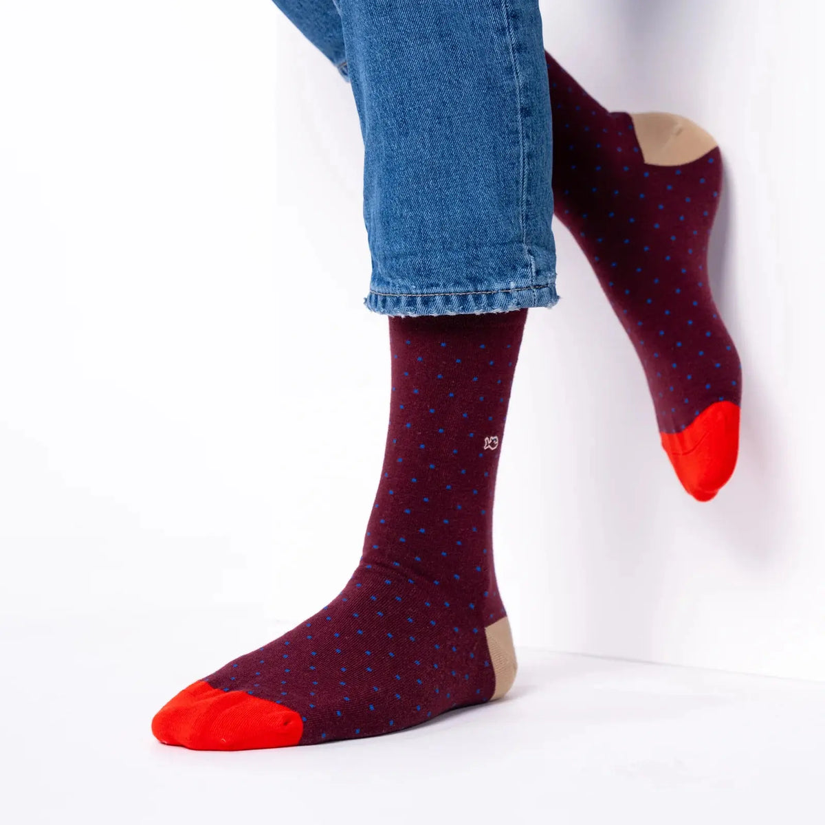 Paire bordeaux à micro-carrés bleu roi portée de profil, talon sable et pointes rouge vif détachées.