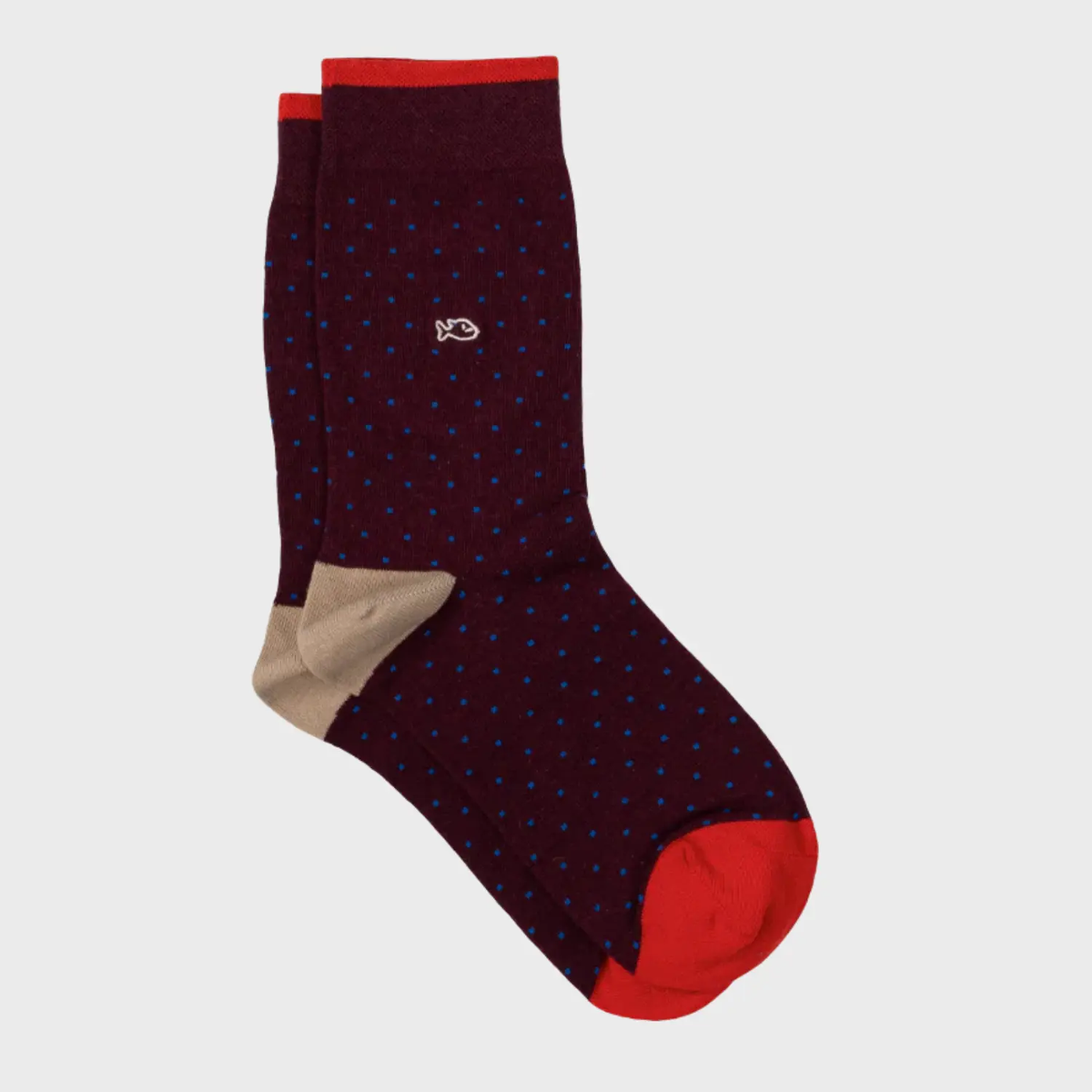 Chaussettes bordeaux profond à micro-carrés bleu roi, liseré rouge vif, talon sable et pointe rouge.