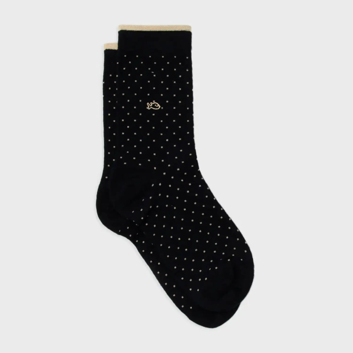 Chaussettes noires semées de micro-carrés écrus, fin liseré écru au bord-côte et poisson brodé beige.
