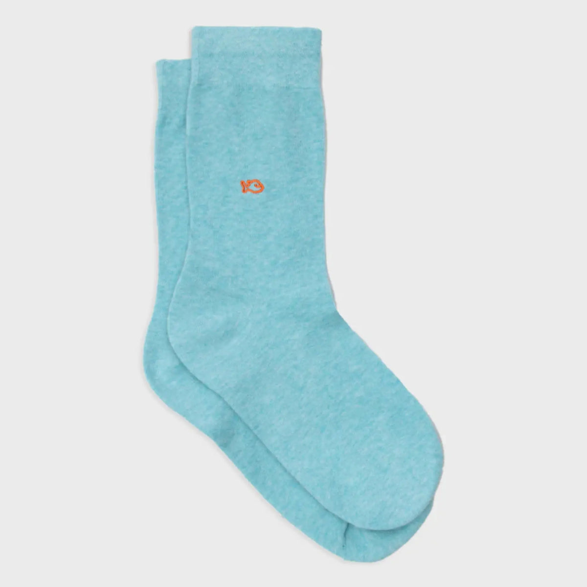 Chaussettes unies turquoise clair chiné, maille lisse sans motif et petit poisson brodé orange sur la tige.
