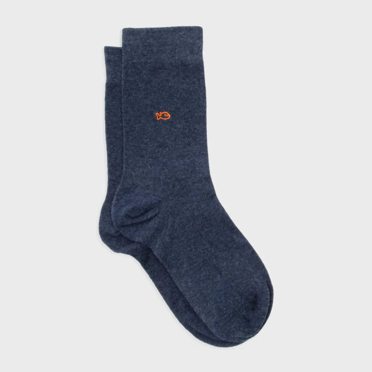 Chaussettes unies Bleu Marine chiné, maille lisse sans motif et petit poisson brodé orange sur la tige.