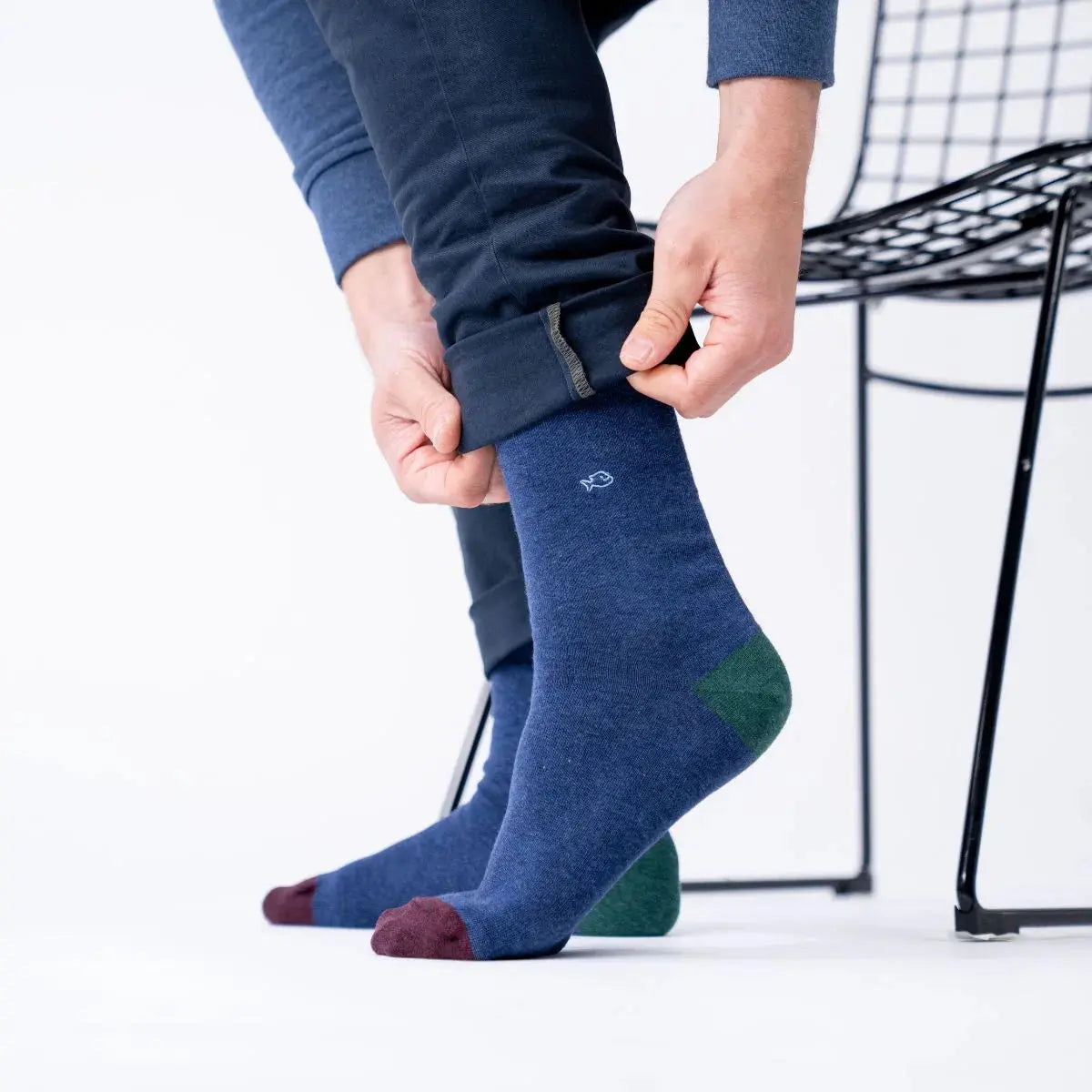 Chaussettes unies bleu marine Billybelt portées avec un pantalon
