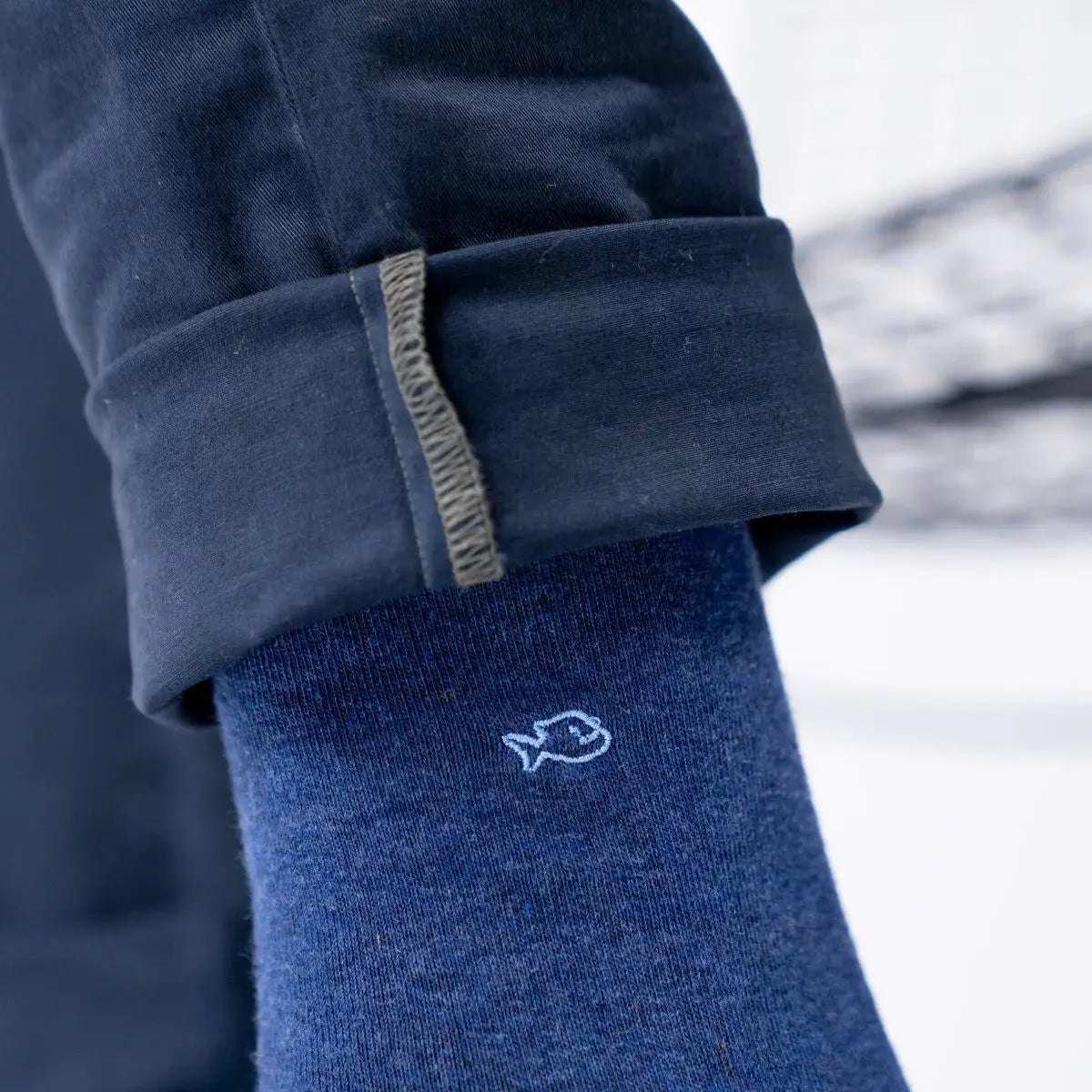 Détail du logo poisson brodé sur les chaussettes unies bleu marine Billybelt
