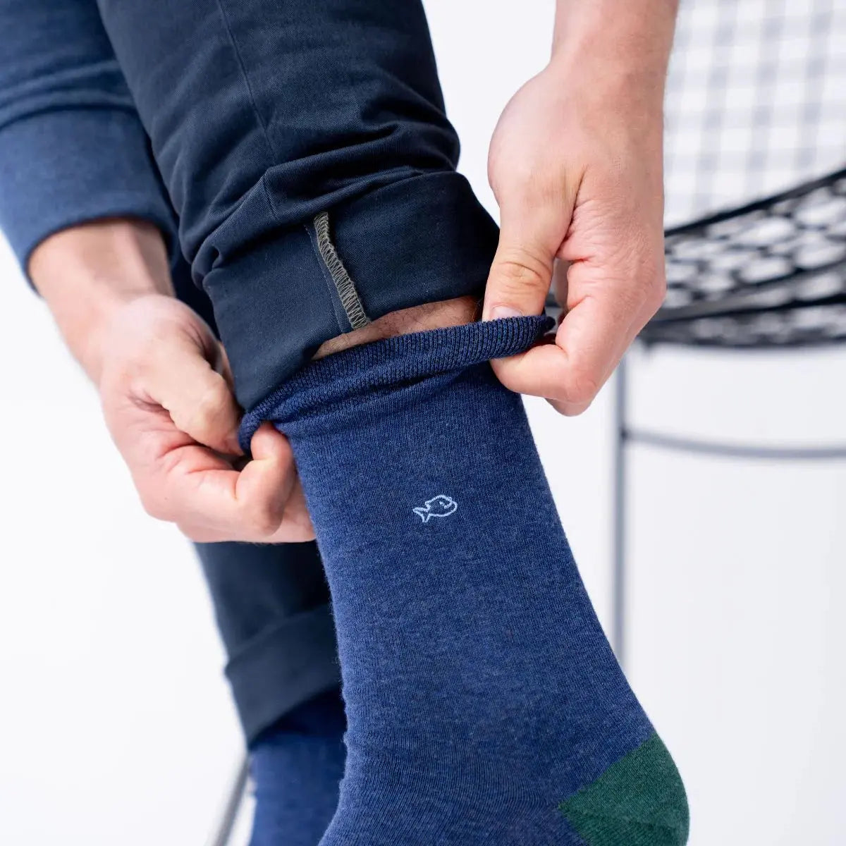 Chaussettes unies bleu marine Billybelt enfilées sous un pantalon