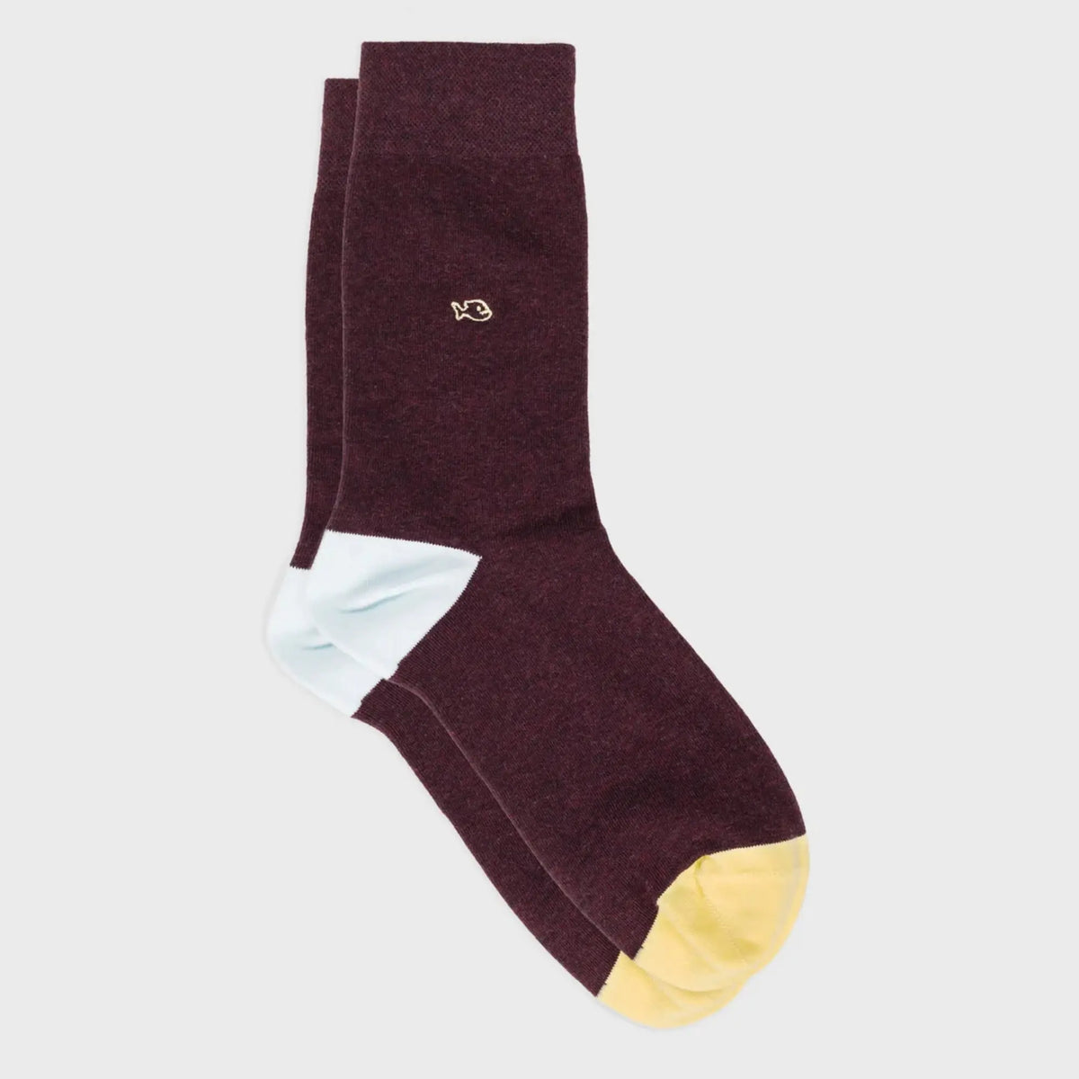 Chaussettes bordeaux chiné, talon bleu givré et pointe jaune pâle contrastés, poisson brodé écru sur la tige.