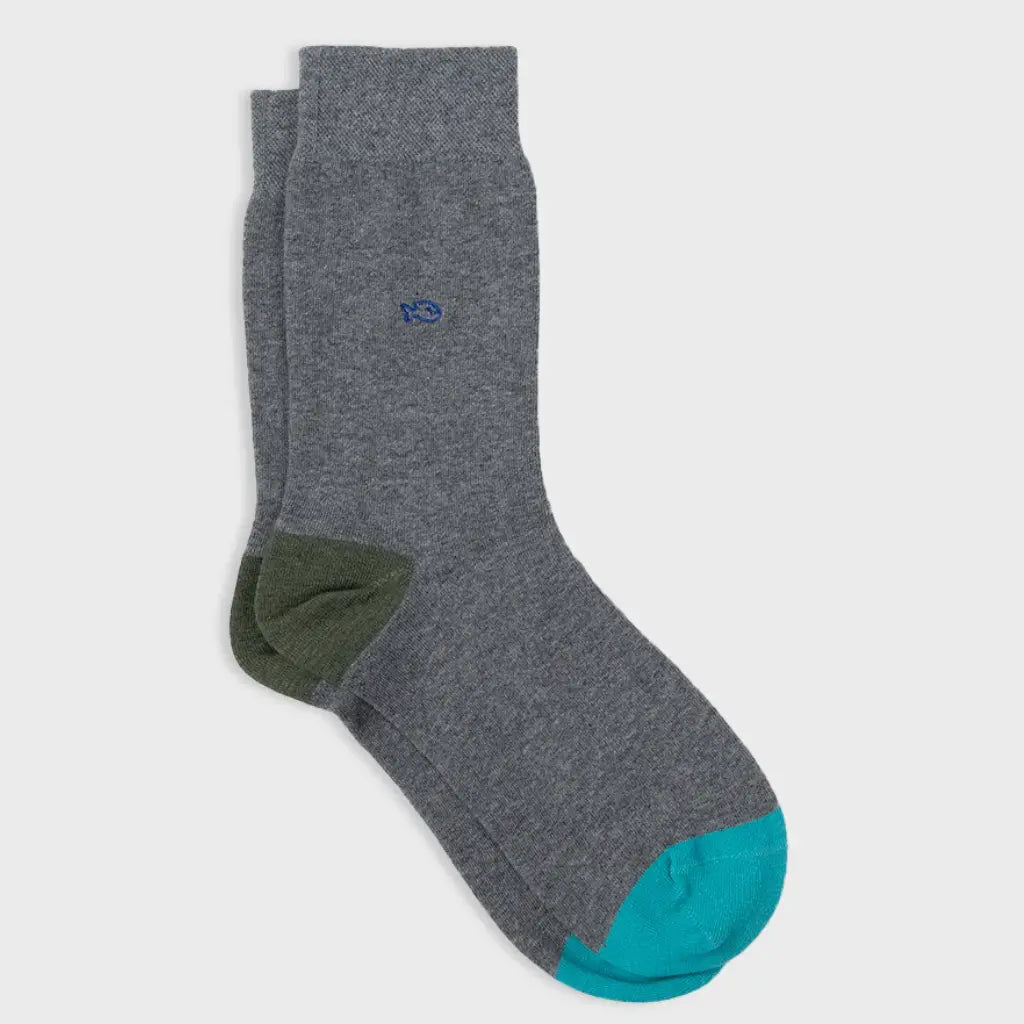 Paire de chaussettes gris chiné à plat, talon vert kaki et pointe turquoise contrastés