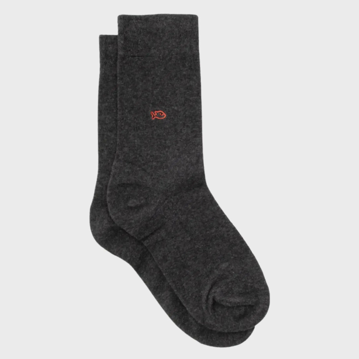 Paire de chaussettes gris souris anthracite à plat, petit poisson brodé rouge sur la tige