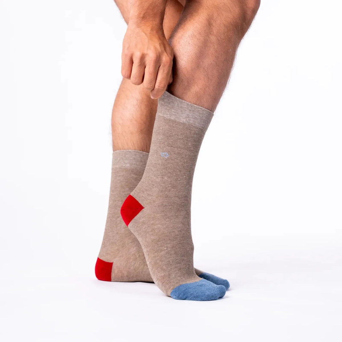 Chaussettes marron chiné clair portées, talon rouge et pointe bleue en contraste