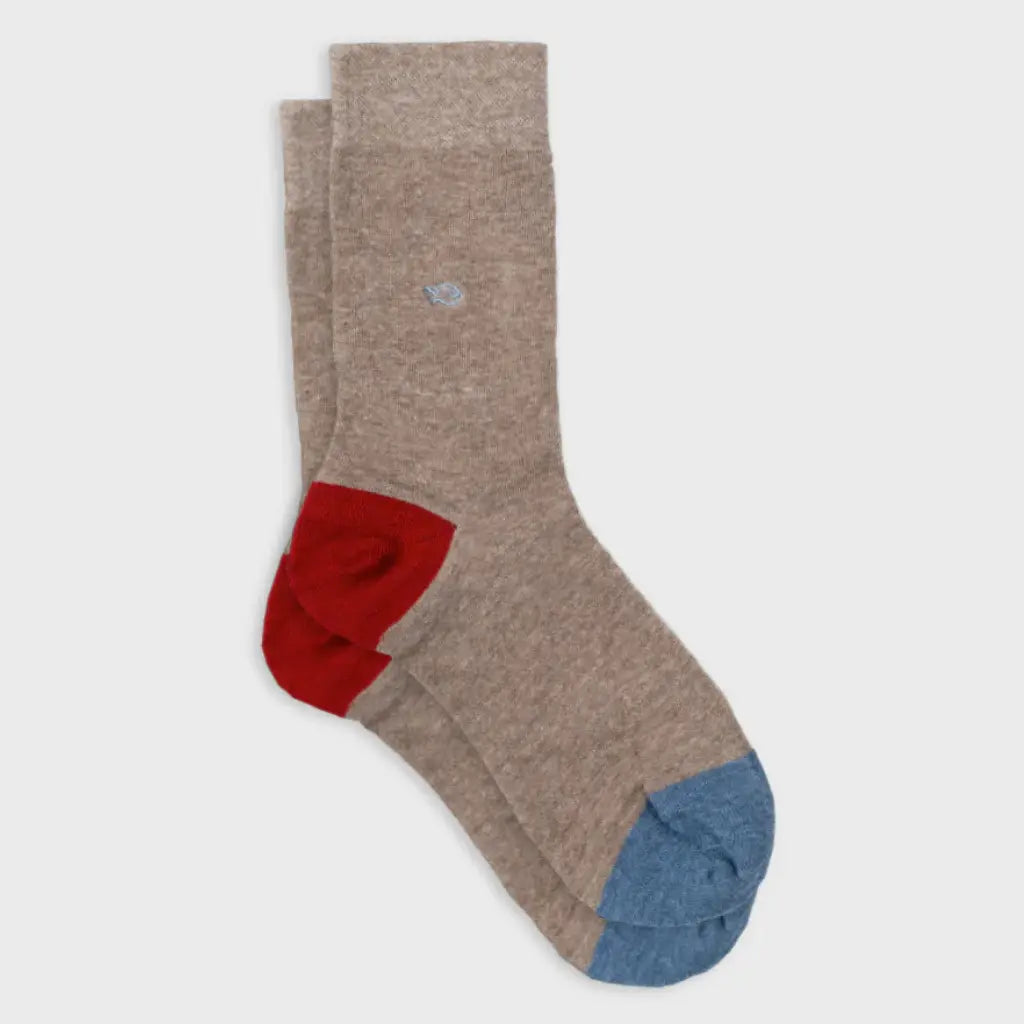 Paire de chaussettes marron chiné clair à plat, talon rouge et pointe bleu jean