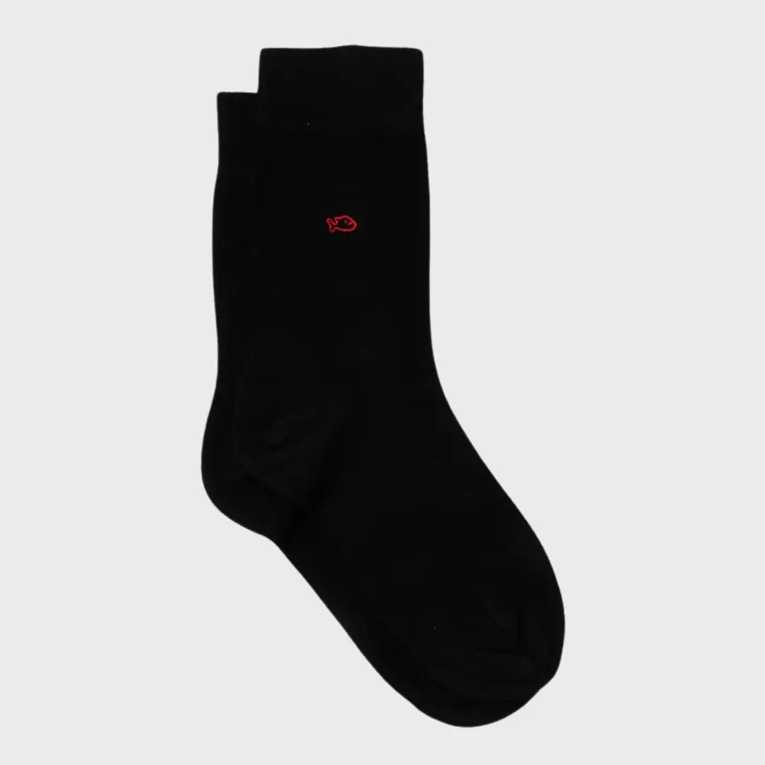 Paire de chaussettes noires unies posées à plat, tige haute mi-mollet et petit poisson brodé rouge