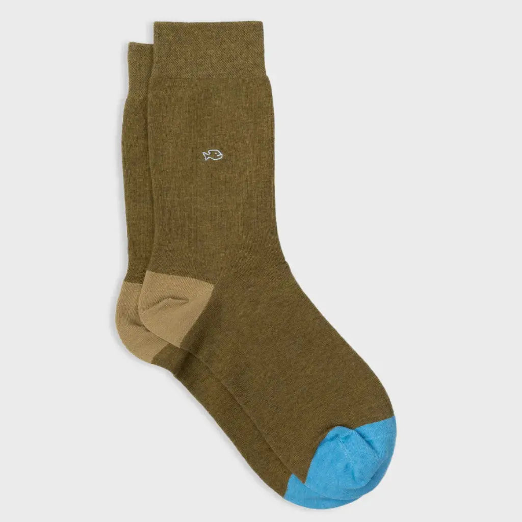 Paire de chaussettes vert olive à plat, talon beige sable et pointe bleu ciel