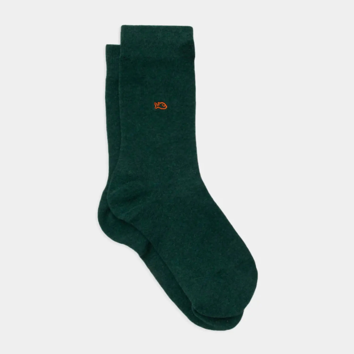 Paire de chaussettes vert anglais à plat, petit poisson brodé orange sur la tige