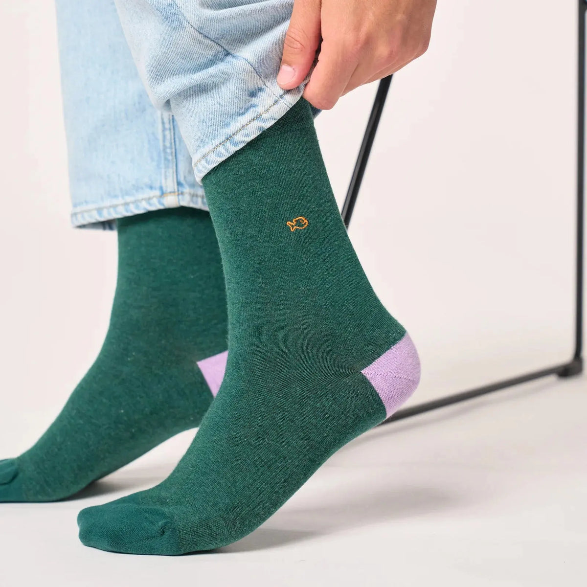 Chaussettes vert chiné vues de trois-quarts arrière, talon lilas et tige à bord-côte