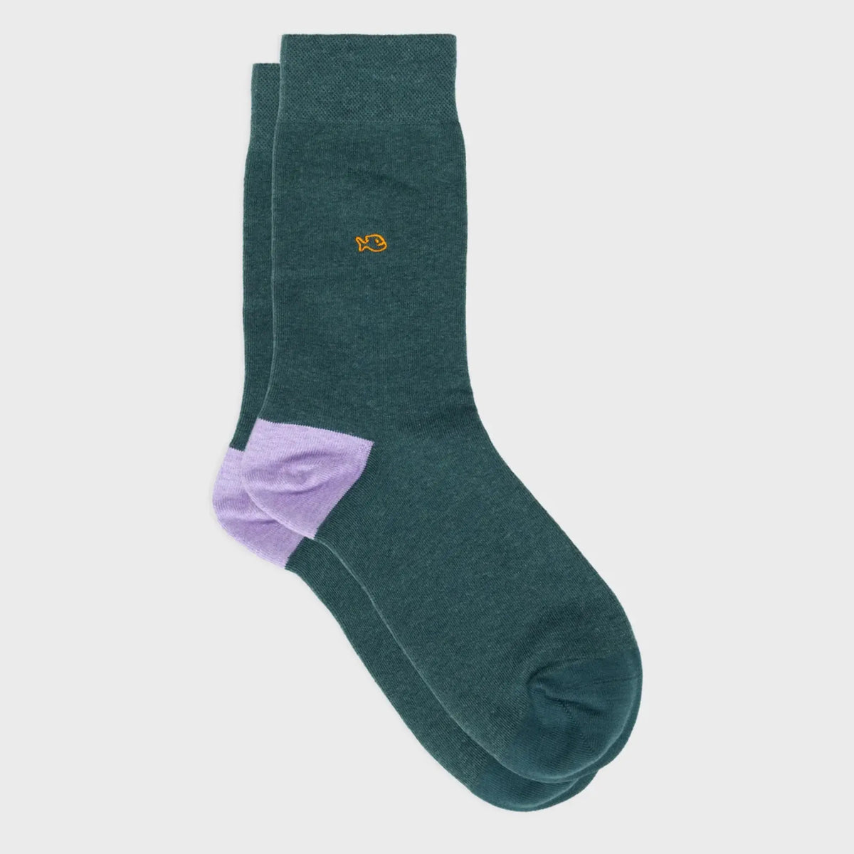 Paire de chaussettes vert sapin chiné à plat, talon lilas contrasté et poisson brodé orange