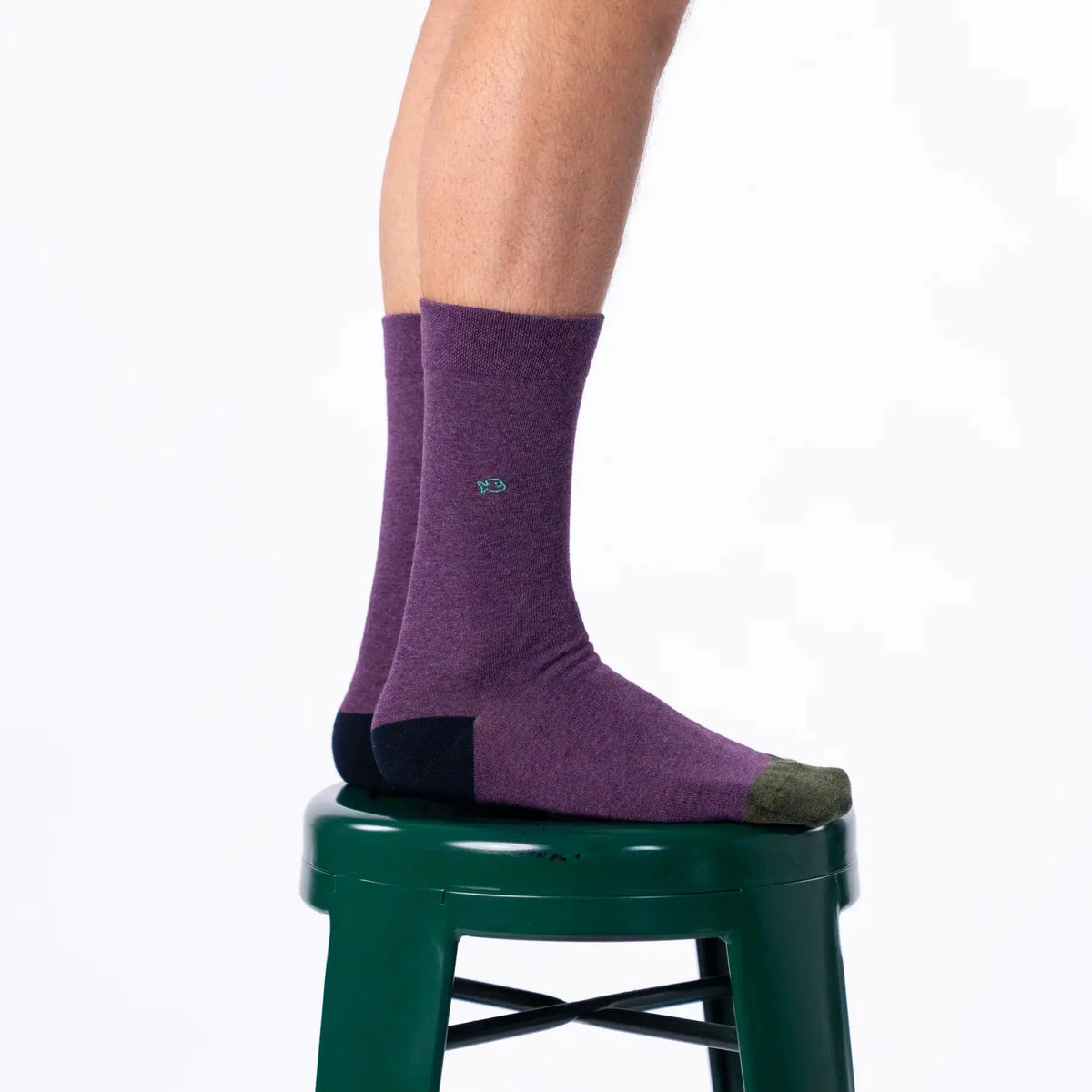 Chaussette violet prune de profil, poisson brodé vert sur la tige et pointe kaki