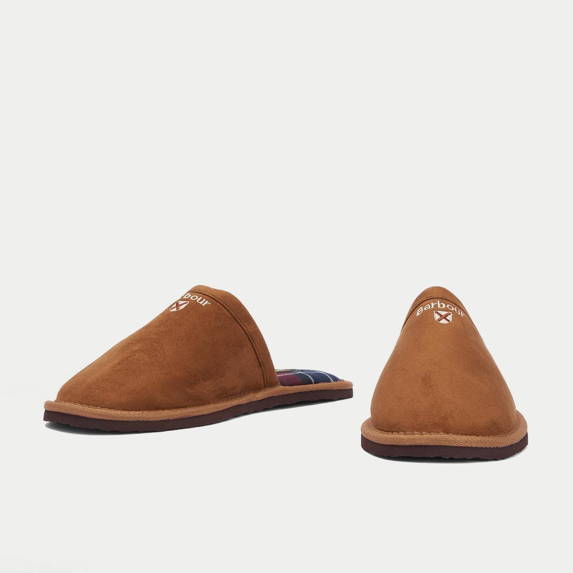 Chaussons Everitt Camel Barbour vus de face, broderie Barbour et blason Saltire sur l’empeigne