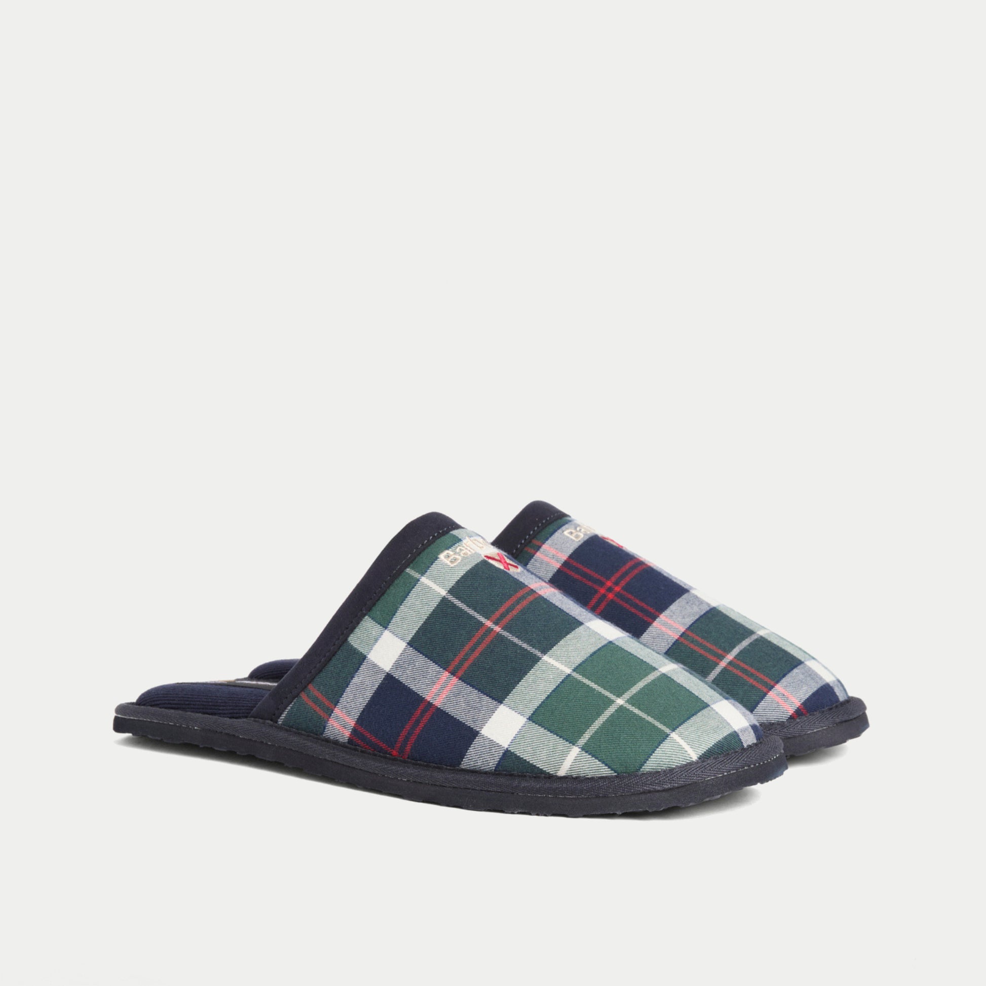 Chaussons Everitt Tartan vert Barbour, paire de trois quarts avant, tartan vert sapin et marine à lignes rouges, bordure marine