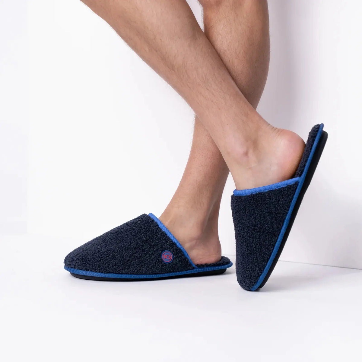 Chaussons sherpa Bleu Marine vus de profil, ligne d'ouverture soulignée d'un passepoil bleu roi contrasté