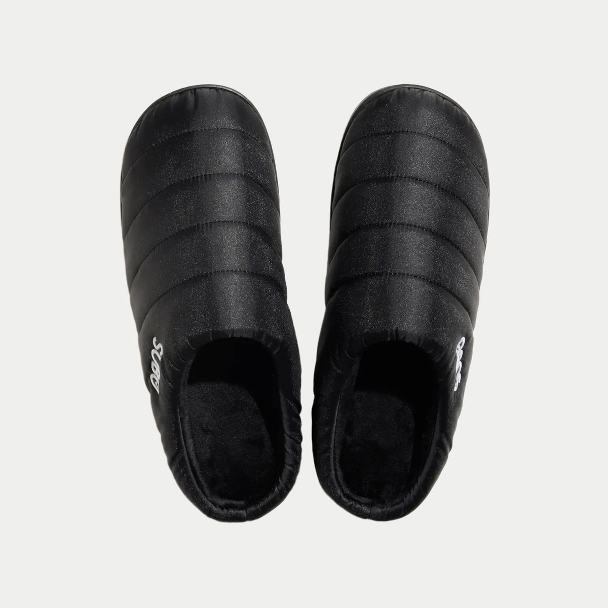 Paire de chaussons noirs vue de dessus, boudins matelassés larges, entrée élastiquée et doublure noire