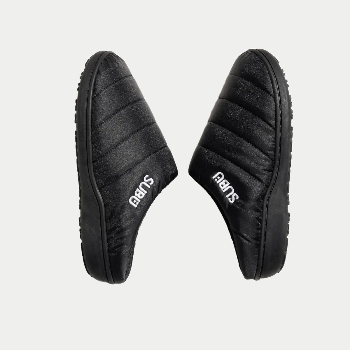 Chaussons noirs de trois quarts, logos SUBU blancs brodés sur les côtés et semelles crantées
