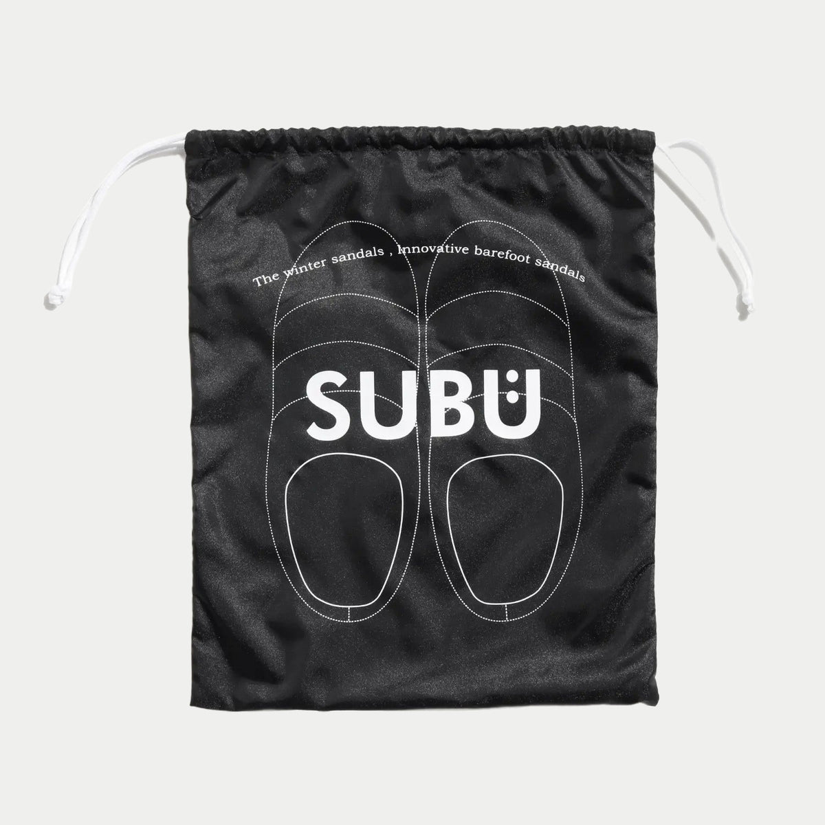 Pochon de rangement noir à cordon blanc, logo SUBU blanc et silhouettes de chaussons imprimées
