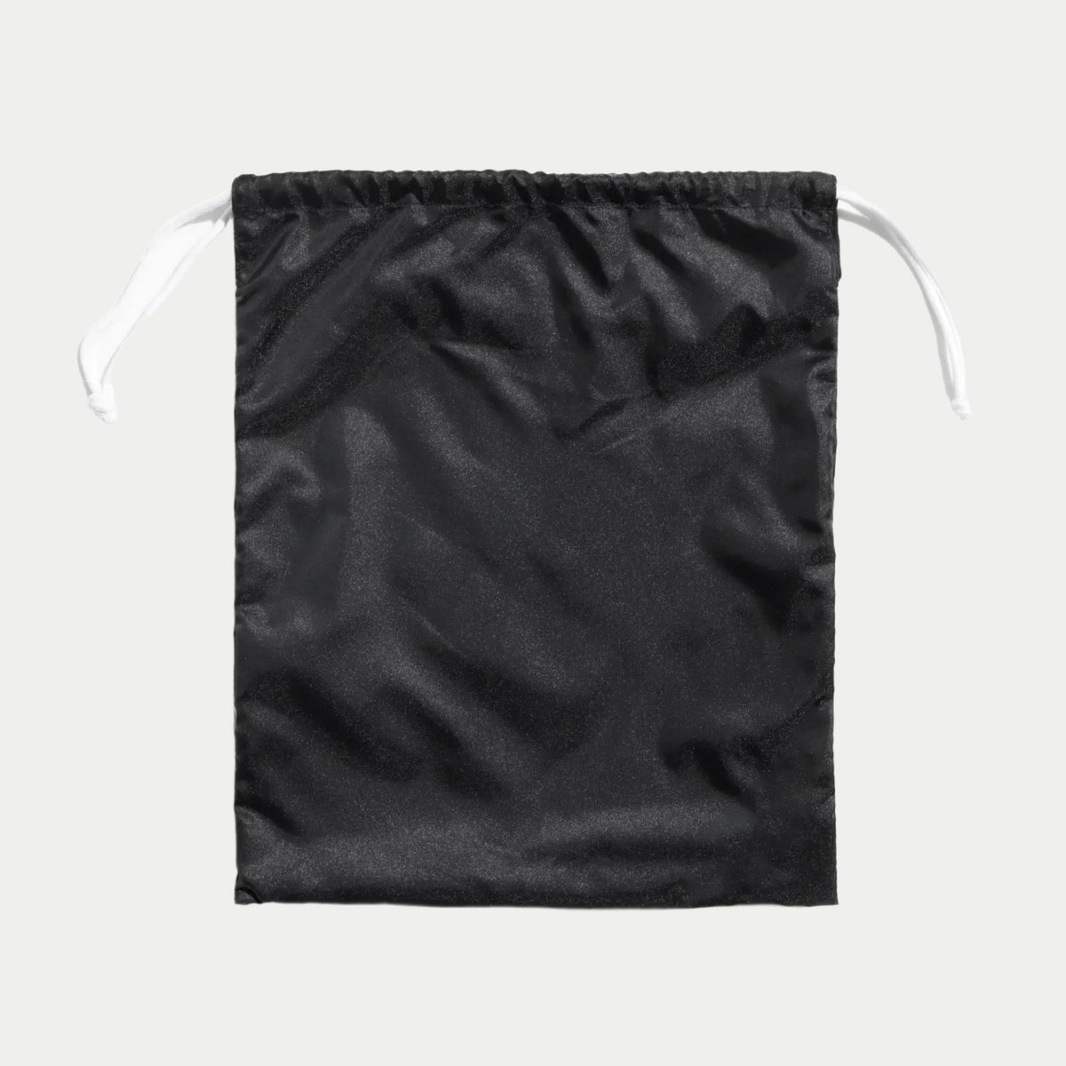 Verso uni du pochon de rangement en nylon noir, cordon blanc sortant de chaque côté