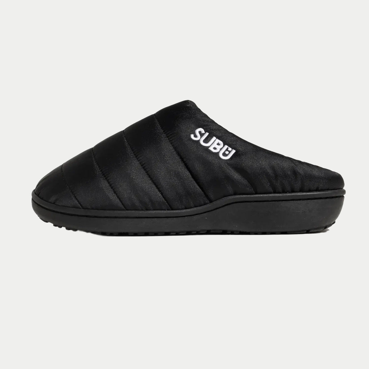 Chausson matelassé noir en nylon, logo SUBU brodé en blanc et semelle noire épaisse, vu de profil